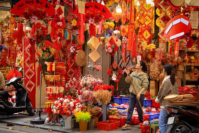 Chợ Xuân Đà ở xã Xuân Tâm, Xuân Lộc, Đồng Nai với cảnh người bán kẻ mua tấp nập thể hiện không khí địa phương
